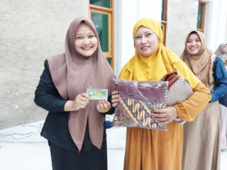 Masjid Annuur Serahkan Hadiah Sarung dan Mukena Kepada Jamaah Sholat Tarawih